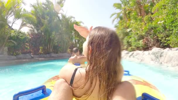Imagens Bela Jovem Mulher Divertindo Parque Aquático — Vídeo de Stock