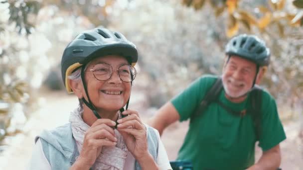 Filmaufnahmen Von Schönen Romantischen Senioren Paar Radfahren Park — Stockvideo