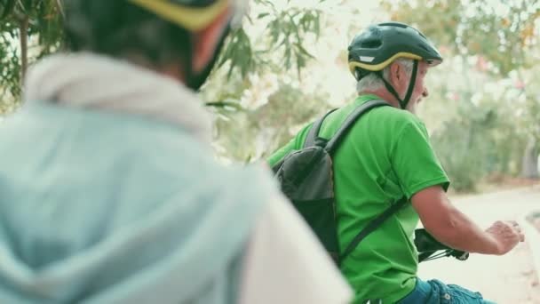 Riprese Belle Romantiche Coppie Anziani Sella Alle Biciclette Nel Parco — Video Stock