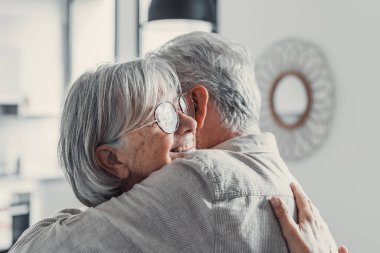 Aşık mutlu olgun çift kucaklayan, kapalı gözlü gri saçlı karı koca gülme, yatay afiş, orta yaşlı gülümseyen aile ihale an zevk, mutlu evlilik, samimi duygular