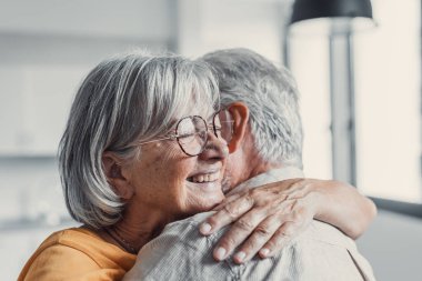 Aşık mutlu olgun çift kucaklayan, kapalı gözlü gri saçlı karı koca gülme, yatay afiş, orta yaşlı gülümseyen aile ihale an zevk, mutlu evlilik, samimi duygular