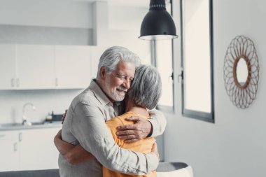 Aşık mutlu olgun çift kucaklayan, kapalı gözlü gri saçlı karı koca gülme, yatay afiş, orta yaşlı gülümseyen aile ihale an zevk, mutlu evlilik, samimi duygular