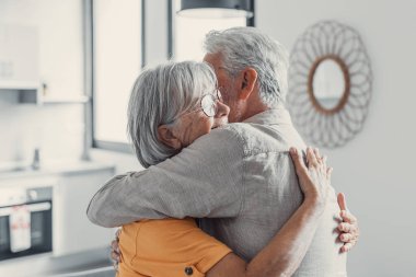 Aşık mutlu olgun çift kucaklayan, kapalı gözlü gri saçlı karı koca gülme, yatay afiş, orta yaşlı gülümseyen aile ihale an zevk, mutlu evlilik, samimi duygular