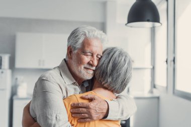 Aşık mutlu olgun çift kucaklayan, kapalı gözlü gri saçlı karı koca gülme, yatay afiş, orta yaşlı gülümseyen aile ihale an zevk, mutlu evlilik, samimi duygular
