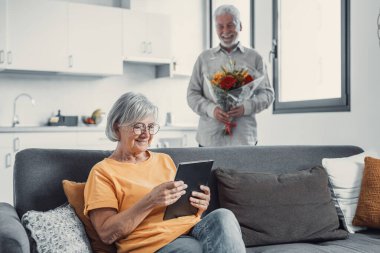 Yaşlı adam karısına çiçek veriyor. Sevgililer Günü için evdeki kanepede oturuyor. Emekliler birlikte sürprizin tadını çıkarıyorlar. Aşık insanlar eğleniyor.. 