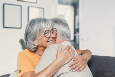 Aşık mutlu olgun çift kucaklayan, kapalı gözlü gri saçlı karı koca gülme, yatay afiş, orta yaşlı gülümseyen aile ihale an zevk, mutlu evlilik, samimi duygular
