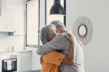 Aşık mutlu olgun çift kucaklayan, kapalı gözlü gri saçlı karı koca gülme, yatay afiş, orta yaşlı gülümseyen aile ihale an zevk, mutlu evlilik, samimi duygular