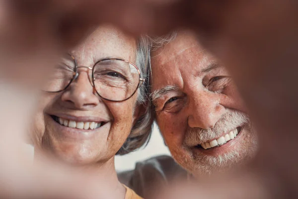 Κοντινό Πλάνο Πορτρέτο Χαρούμενος Ειλικρινής Μεσήλικας Ηλικιωμένος Συνταξιούχος Οικογενειακό Ζευγάρι — Φωτογραφία Αρχείου