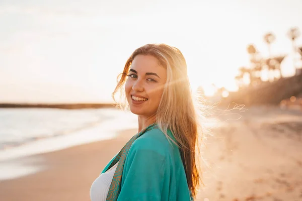 Πορτρέτο Μιας Χαρούμενης Όμορφης Γυναίκας Στην Άμμο Της Παραλίας Απολαμβάνοντας — Φωτογραφία Αρχείου