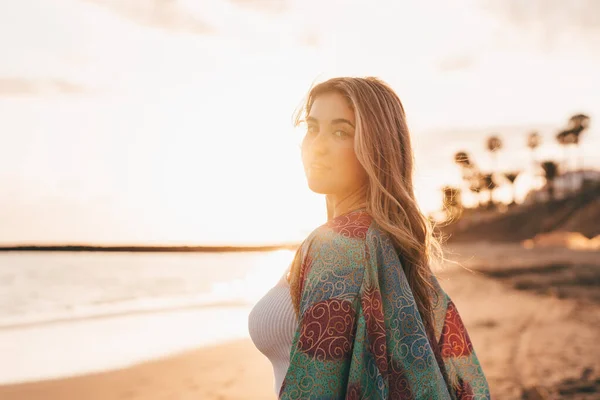 Retrato Una Joven Hermosa Mujer Arena Playa Disfrutando Relajándose Atardecer —  Fotos de Stock