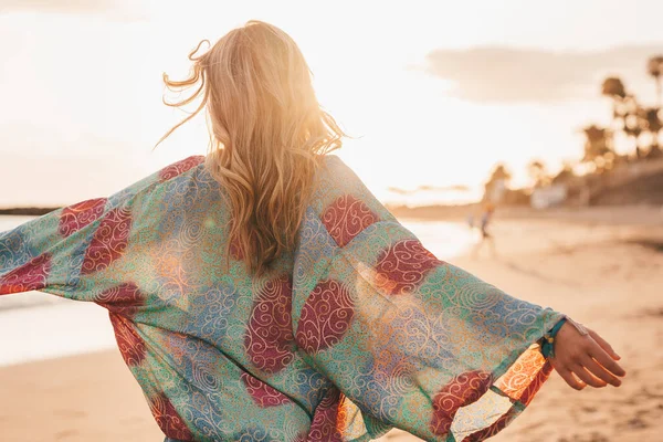 Uma Bela Mulher Feliz Andando Areia Praia Desfrutando Divertindo Pôr — Fotografia de Stock