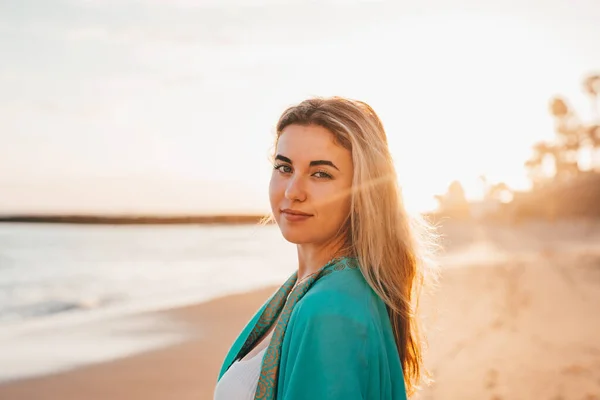 Retrato Uma Jovem Mulher Bonita Areia Praia Desfrutando Relaxando Pôr — Fotografia de Stock