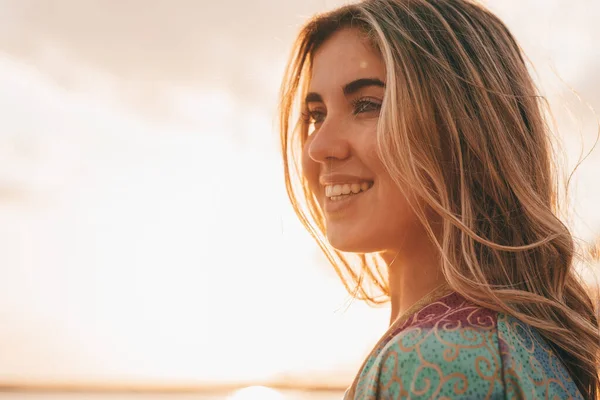 Πορτρέτο Μιας Νεαρής Γυναίκας Στην Παραλία Που Ατενίζει Θάλασσα Απολαμβάνοντας — Φωτογραφία Αρχείου
