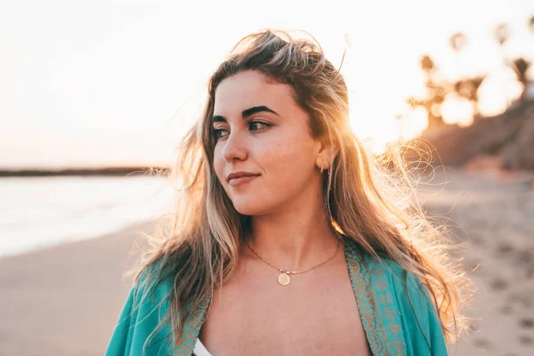 Porträt Einer Glücklichen Schönen Frau Strand Die Den Sonnenuntergang Genießt — Stockfoto