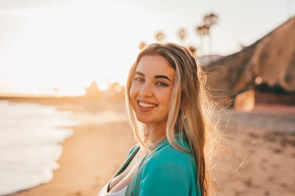 Πορτρέτο Μιας Χαρούμενης Όμορφης Γυναίκας Στην Άμμο Της Παραλίας Απολαμβάνοντας — Φωτογραφία Αρχείου