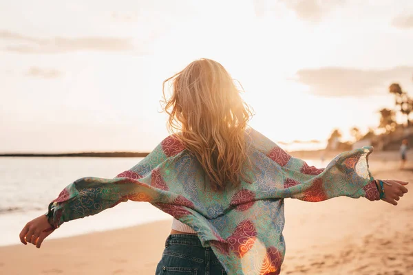 Μια Ευτυχισμένη Όμορφη Γυναίκα Που Περπατά Στην Άμμο Της Παραλίας — Φωτογραφία Αρχείου