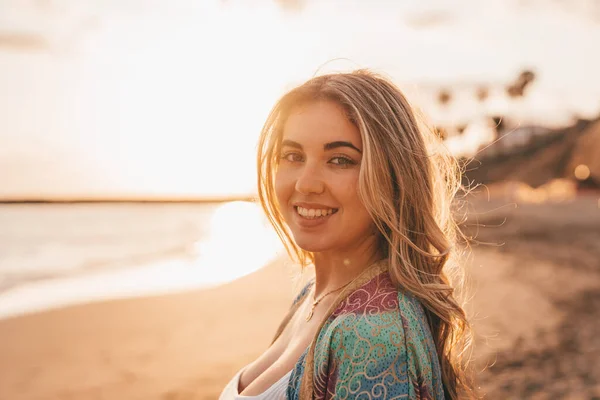 Retrato Una Hermosa Mujer Feliz Arena Playa Disfrutando Divirtiéndose Atardecer —  Fotos de Stock