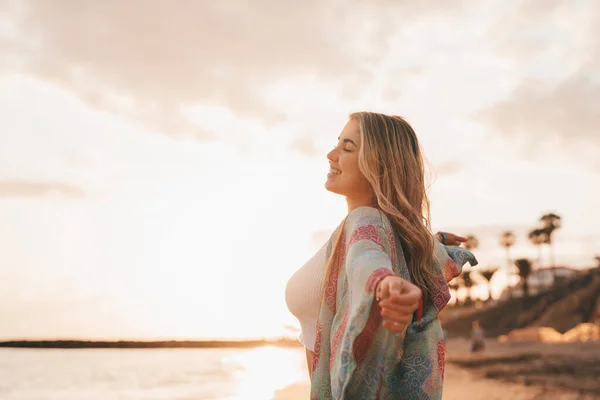 Πορτρέτο Μιας Νεαρής Γυναίκας Στην Παραλία Ανοιχτές Αγκάλες Απολαμβάνοντας Ελεύθερο — Φωτογραφία Αρχείου
