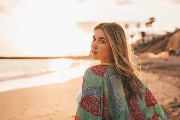 Одна Счастливая Красивая Женщина Гуляющая Песку Пляжа Наслаждаясь Веселясь Закате — стоковое фото