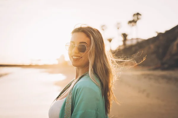 Kumsalda Gün Batımında Eğlenen Eğlenen Mutlu Güzel Bir Kadının Portresi — Stok fotoğraf