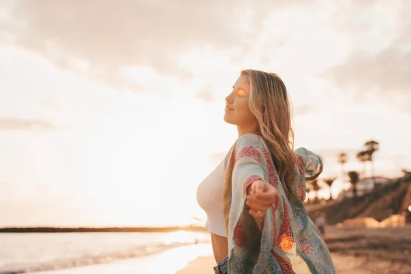 Mujer Rubia Caminando Playa Disfrutando Del Cielo Del Atardecer — Foto de Stock
