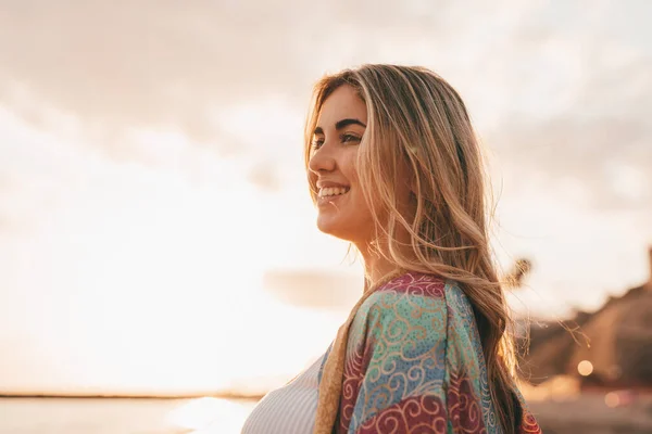 Ευτυχισμένη Ξανθιά Γυναίκα Στην Παραλία Ηλιοβασίλεμα Ουρανό Και Θολή Θάλασσα — Φωτογραφία Αρχείου