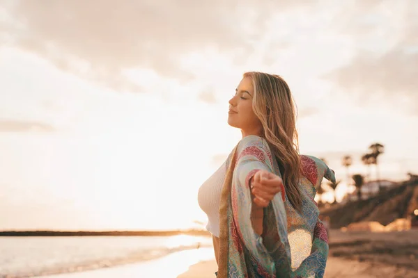 Ξανθιά Γυναίκα Πόδια Στην Παραλία Και Απολαμβάνοντας Ηλιοβασίλεμα Ουρανό — Φωτογραφία Αρχείου