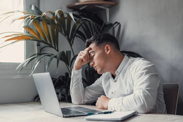 Uitgeputte Vermoeide Man Aan Het Bureau Met Laptop Zakenman Met — Stockfoto