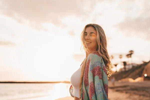 Happy Smiling Blonde Woman Posing Camera Beach Sunset Sky Blurred — Stock Photo, Image