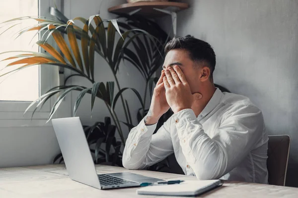 Uitgeputte Vermoeide Man Aan Het Bureau Met Laptop Zakenman Bedekt — Stockfoto
