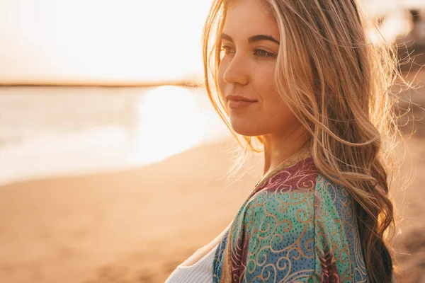 Blondine Geht Strand Spazieren Und Genießt Den Sonnenuntergang — Stockfoto