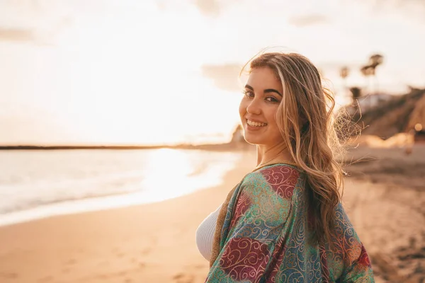 Feliz Mujer Rubia Sonriente Posando Cámara Playa Cielo Puesta Sol —  Fotos de Stock
