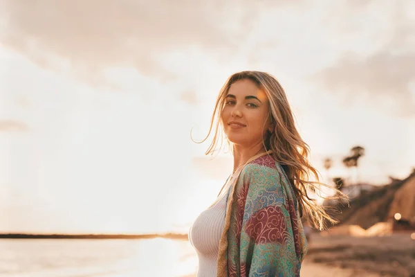 Feliz Mujer Rubia Sonriente Posando Cámara Playa Cielo Puesta Sol —  Fotos de Stock