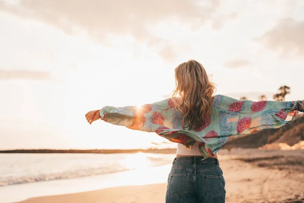 해변을 석양을 수있는 금발의 여인의 바라봄 — 스톡 사진