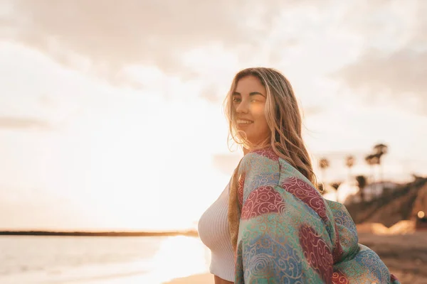 Χαρούμενη Χαμογελαστή Ξανθιά Γυναίκα Που Ποζάρει Στην Κάμερα Στην Παραλία — Φωτογραφία Αρχείου