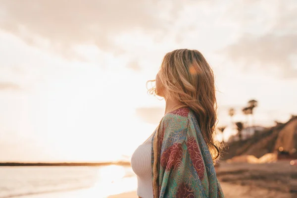 Blondynka Spacerując Plaży Ciesząc Się Zachód Słońca Niebo — Zdjęcie stockowe