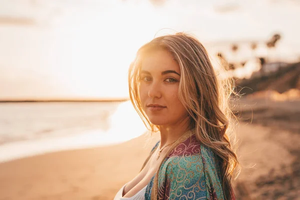 Retrato Una Joven Hermosa Mujer Playa Disfrutando Relajante Puesta Sol —  Fotos de Stock