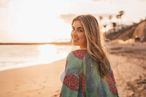 Щаслива Усміхнена Блондинка Позує Камеру Пляжі Заході Сонця Небо Розмите — стокове фото