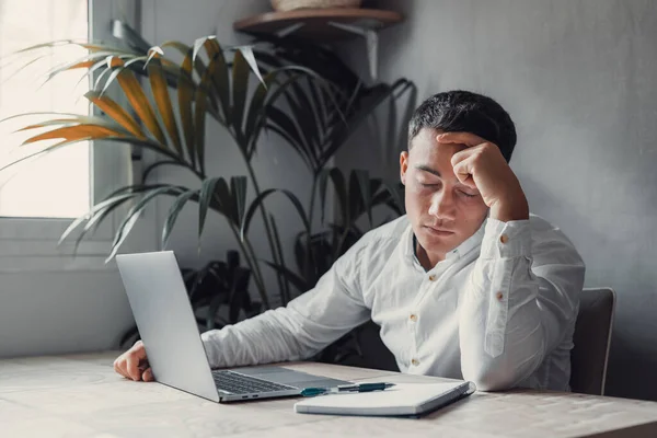 Uitgeputte Vermoeide Man Aan Het Bureau Met Laptop Zakenman Met — Stockfoto