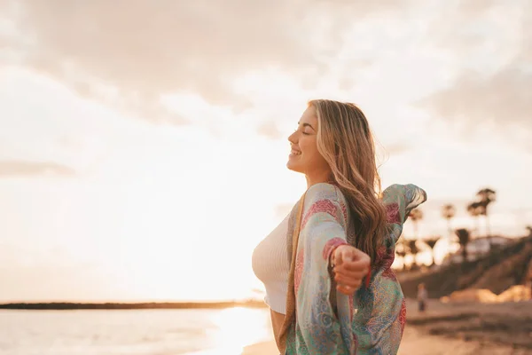 Ευτυχισμένη Ξανθιά Γυναίκα Στην Παραλία Ηλιοβασίλεμα Ουρανό Και Θολή Θάλασσα — Φωτογραφία Αρχείου