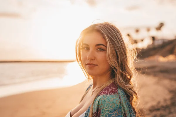 Retrato Una Joven Hermosa Mujer Playa Disfrutando Relajante Puesta Sol —  Fotos de Stock