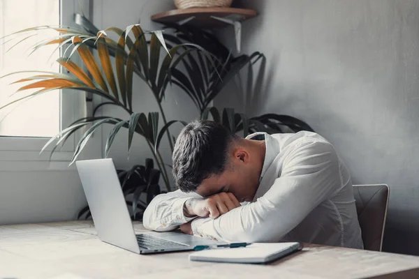 Uitgeputte Mannelijke Werknemer Slapen Aan Het Bureau Met Laptop Papieren — Stockfoto
