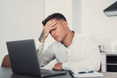 Sonra iş bilgisayar laptop, tapınaklar masaj kronik migren baş ağrısı gerilimi rahatlatmak için acı yorgun yorgun adam güçlü korkunç baş ağrısı krizi acı içinde yorgun adam vurguladı