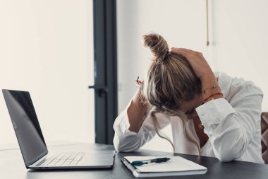 Bilgisayar çalışmasından sonra şiddetli baş ağrısı nöbeti geçiren stresli kadın, baş ağrısı gerilimini azaltmak için kronik migren masajı yaptıran bitkin kız.