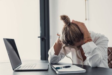 Bilgisayar çalışmasından sonra şiddetli baş ağrısı nöbeti geçiren stresli kadın, baş ağrısı gerilimini azaltmak için kronik migren masajı yaptıran bitkin kız.