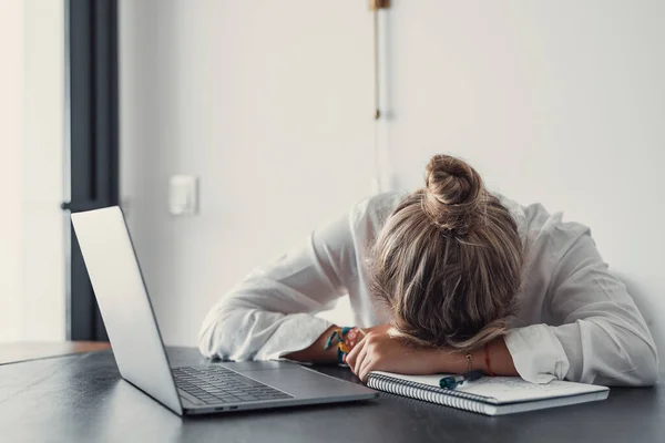 보고서를 사무실 워크에서 코카서스 잠자기 피곤한 여자는 직장에서 마감일을 충족하기 — 스톡 사진
