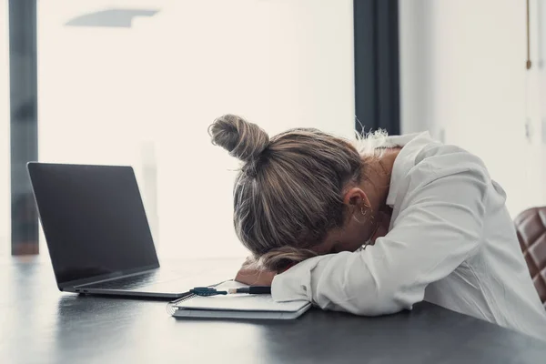 보고서를 사무실 워크에서 코카서스 잠자기 피곤한 여자는 직장에서 마감일을 충족하기 — 스톡 사진