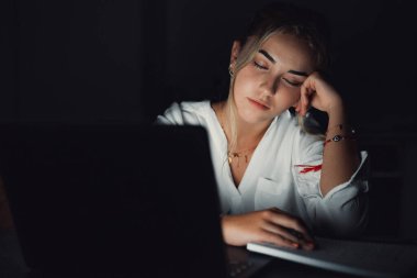 Yorgun genç kız Kafkasyalı üniversite öğrencisi zor bir sınav testinden sonra yorgun düşüyor, tembel genç kadın uykusuzluk çekiyor çalışma konseptinden uyuyakalarak yorgunluk çekiyor.