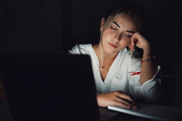 피곤한 코카서스 학생은 어려운 테스트 잠들어 책상에 잠자는 게으른 여자가 — 스톡 사진