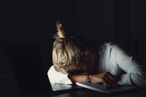 Trött Tonåring Flicka Kaukasiska Universitetsstudent Somna Utmattad Efter Svåra Lära — Stockfoto